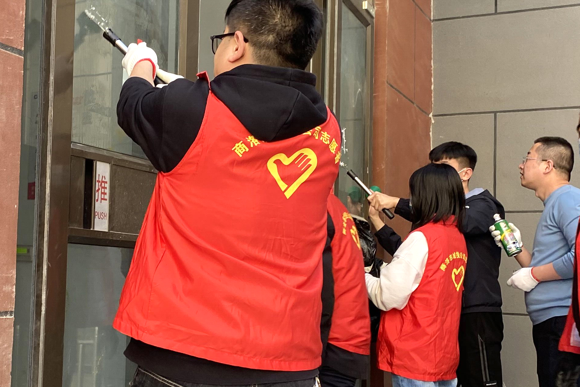 市城投公司组织开展&ldquo;志愿者服务进社区  文明创建我先行&rdquo;活动