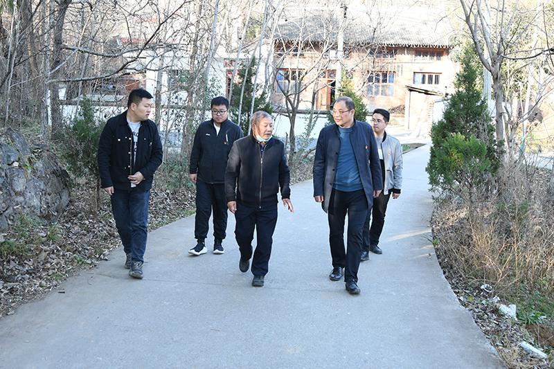 公司党总支组织开展&ldquo;我为群众办实事 助民修路解民忧&rdquo;主题党日活动